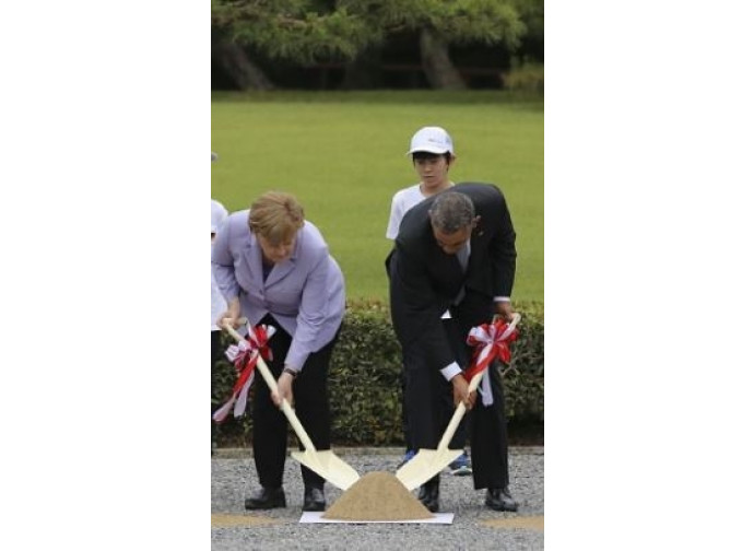 Obama e Merkel durante il culto shintoista